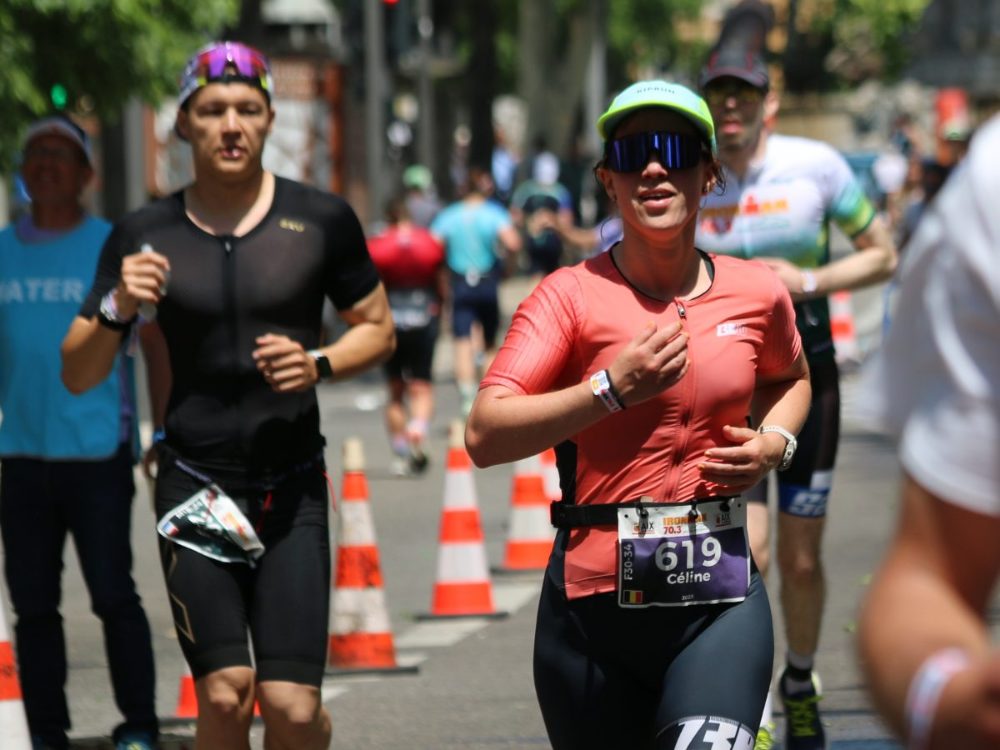 Coureurs sur le parcours à pied d'un Ironman 70.3