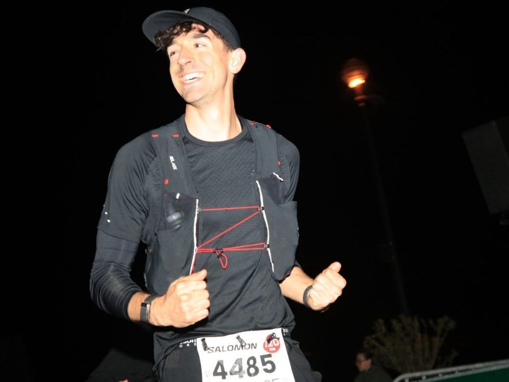 Coureur en course de nuit, dossard sur le maillot