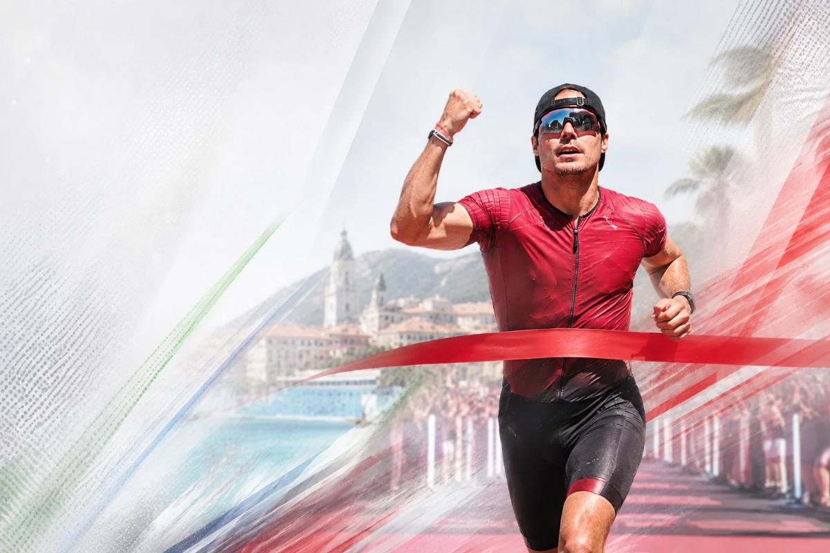 Triathlète franchissant la ligne d'arrivée d'une course