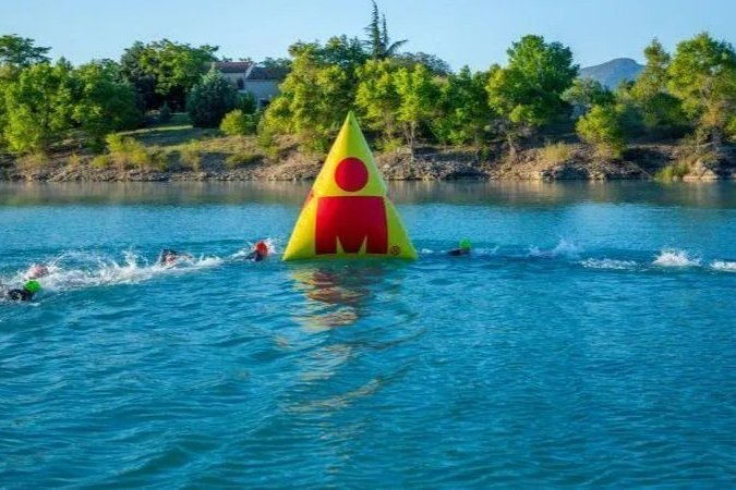 Nageurs autour d'une bouée Ironman lors d'une épreuve en lac